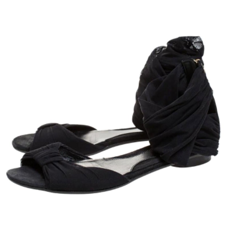 Ces sandales plates de Fendi sont conçues pour offrir une aisance parfaite. Elles ont été créées dans un design ouvert avec du tissu en maille et des fermetures à glissière à l'arrière. Ils sont conçus pour vous apporter un style et un confort