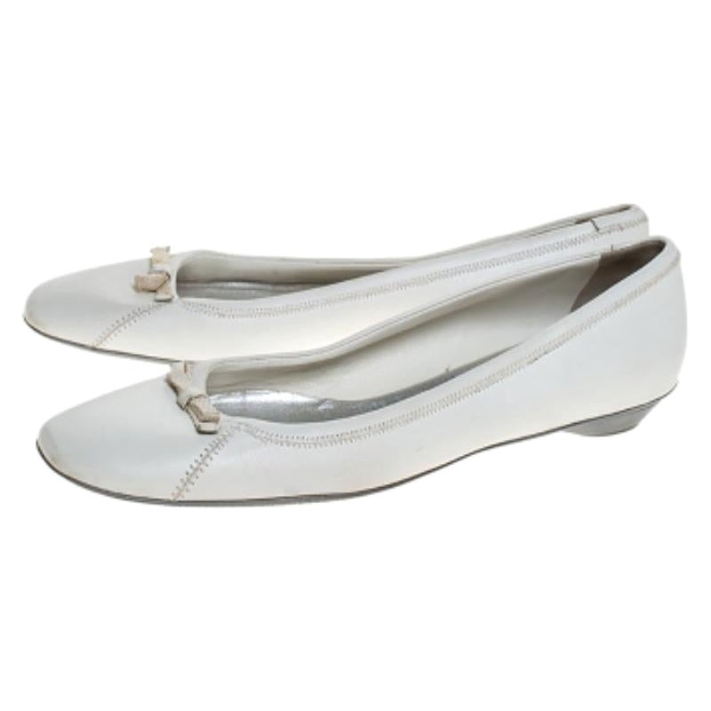 Mit diesen weißen Ballettschuhen von Prada sind Sie den ganzen Tag über bequem unterwegs. Dieses beeindruckende Paar Lederflats ist ein wunderbares Style-Statement. Sie zeichnen sich durch niedliche Schleifendetails, niedrige Absätze und bequeme