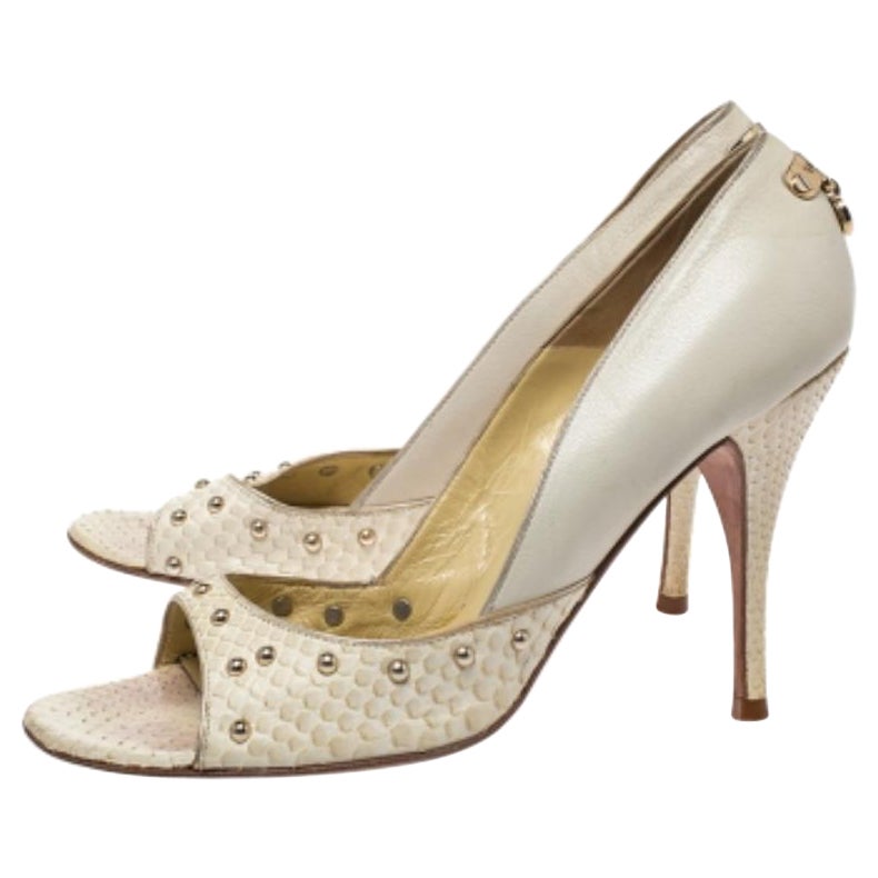 Realizzate in pitone e pelle, queste décolleté sono un accessorio affascinante che devi assolutamente possedere. Rinnova il tuo quoziente di stile aggiungendo questo paio di décolleté Versace alla tua collezione. Queste décolleté di colore bianco