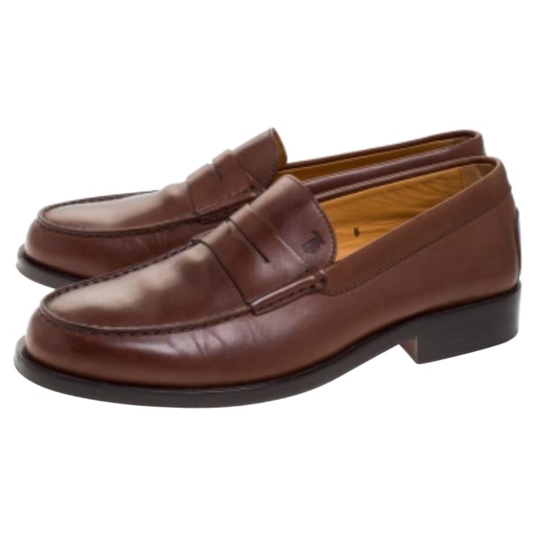 Stylish and super comfortable, this pair of loafers by Tod's will make a great addition to your shoe collection. They have been crafted from leather and styled with Penny keeper straps. Leather insoles and rubber pebbling on the outsoles smartly