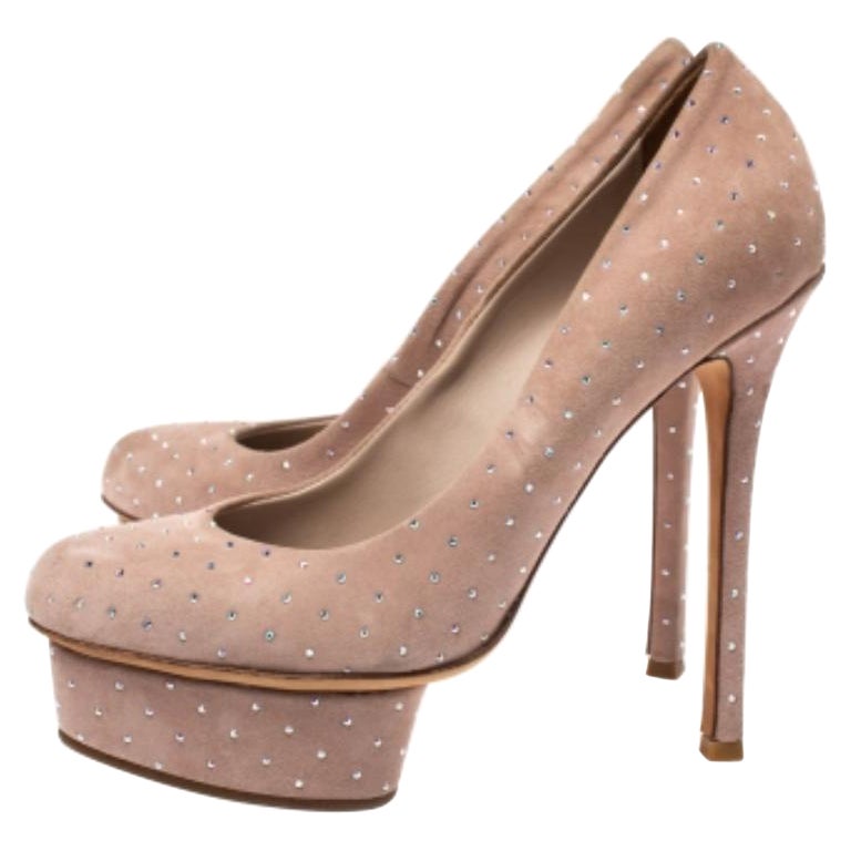 Mit diesen eleganten Pumps von Le Silla treten Sie elegant und stilvoll auf. Fühlen Sie sich schön und bequem mit diesen Wildlederpumps. Dieses Paar beigefarbener Pumps ist mit Kristallverzierungen am ganzen Körper, Stiletto-Absätzen und Plateaus