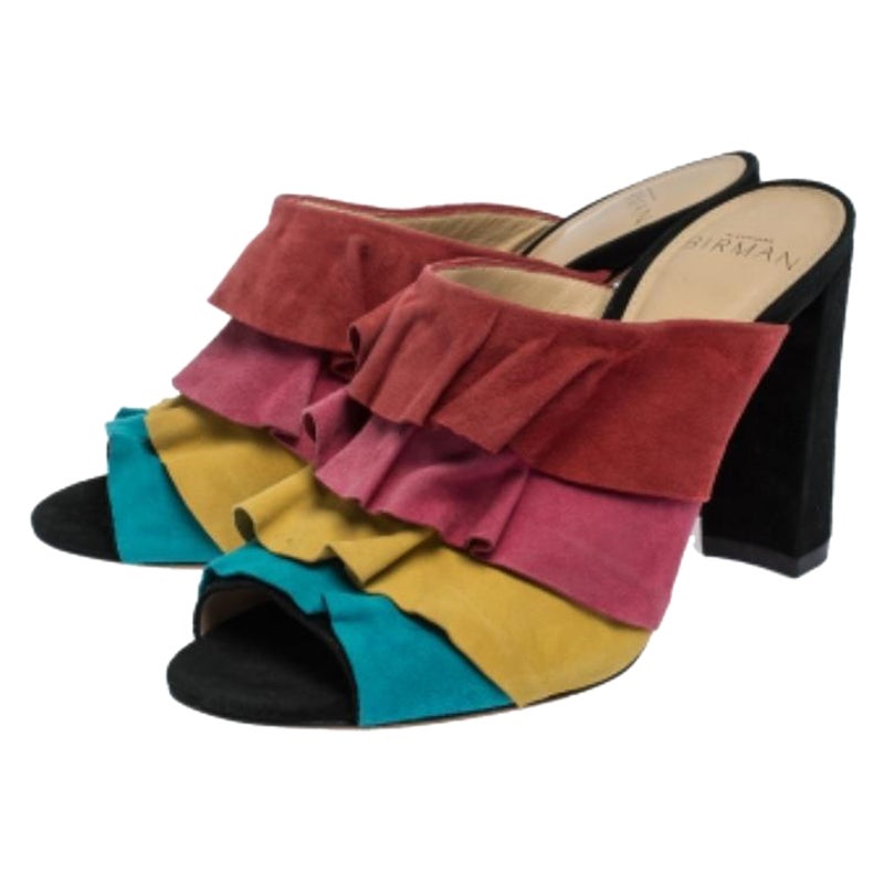 Llenas de color, estas sandalias de Alexandre Birman se han diseñado pensando en la vitalidad. Se presentan con tiras de ante acentuadas con adornos de volantes, contrafuertes abiertos y tacones en bloque de 9 cm. Estas sandalias iluminarán tus
