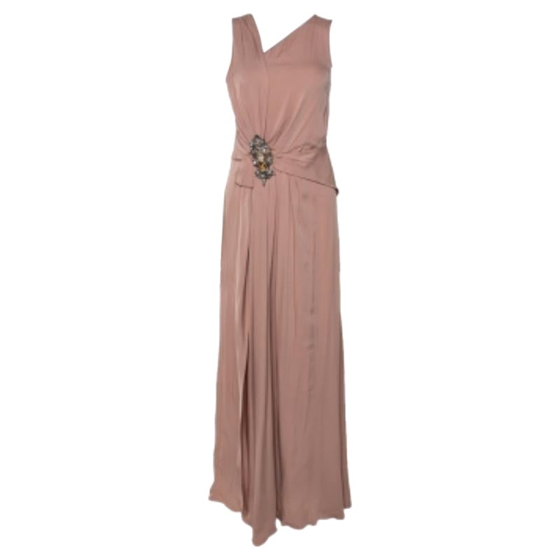 Gucci - Robe drapée en crêpe de soie rose pâle avec broche M en vente
