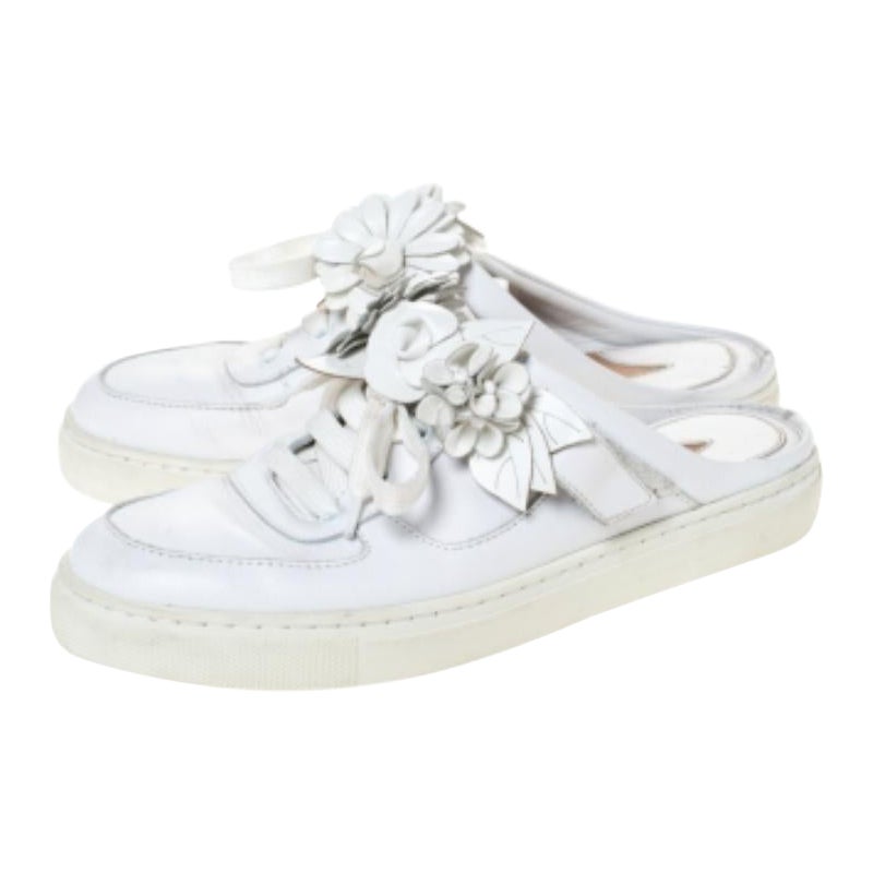 Diese Pantoletten-Sneaker von Sophia Webster bieten mühelosen Stil und Komfort und sind ideal für Ausflüge. Sie sind aus hochwertigem Leder gefertigt und tragen einen vielseitigen weißen Farbton. Sie haben eine runde Zehenpartie, eine