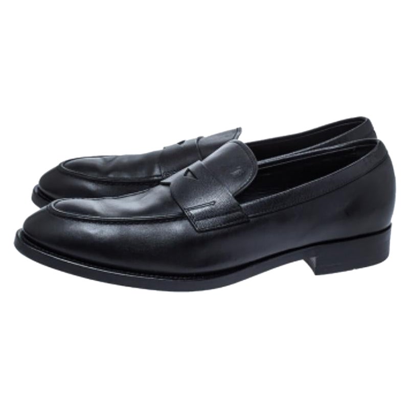 Dieses Paar Penny Loafers von Tod's wurde aus hochwertigem Leder gefertigt und in eine elegante Form gebracht. Es ist eine Mischung aus Luxus und Komfort. Sie werden in Italien hergestellt und verfügen über einen Riemen mit Pfennigverschluss und