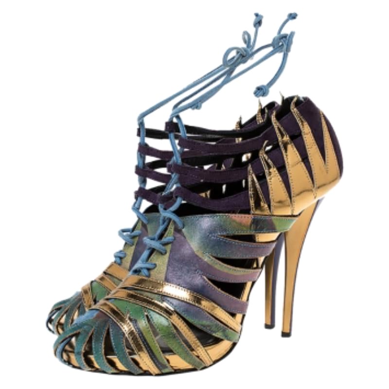 Votre garde-robe est incomplète sans une paire de bottines aussi étonnante que celle de Pierre Hardy. Cette paire impressionnante a été soigneusement confectionnée en daim et en cuir imprimé, avec des découpes. Ajoutez une touche de haute couture à