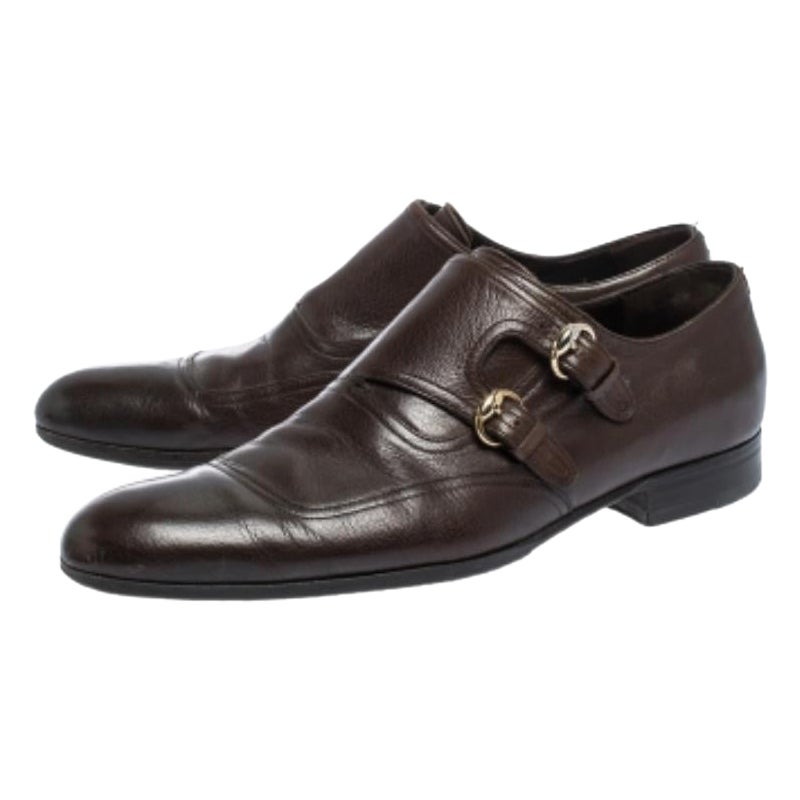 Diese Gucci Oxfords sind ein absolutes Must-have. Sie werden in Italien aus braunem Leder gefertigt. Sie sind mit doppelten Mönchsriemen mit goldfarbenen Hardware-Akzenten auf dem Obermaterial, Nähten und einem glatten Finish ausgestattet. Sie sind