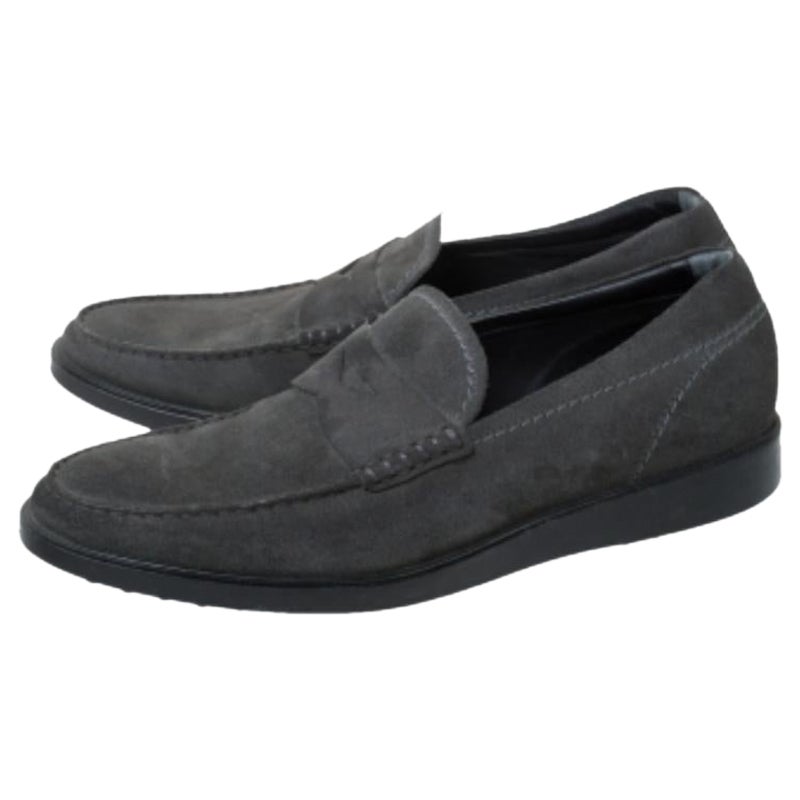 Stilvoll und super bequem, dieses Paar Loafer von Tod's ist eine tolle Ergänzung für Ihre Schuhsammlung. Sie sind aus Wildleder gefertigt und mit Penny-Riemen ausgestattet. Die Innensohle aus Leder und die Laufsohle aus Gummi vervollständigen die