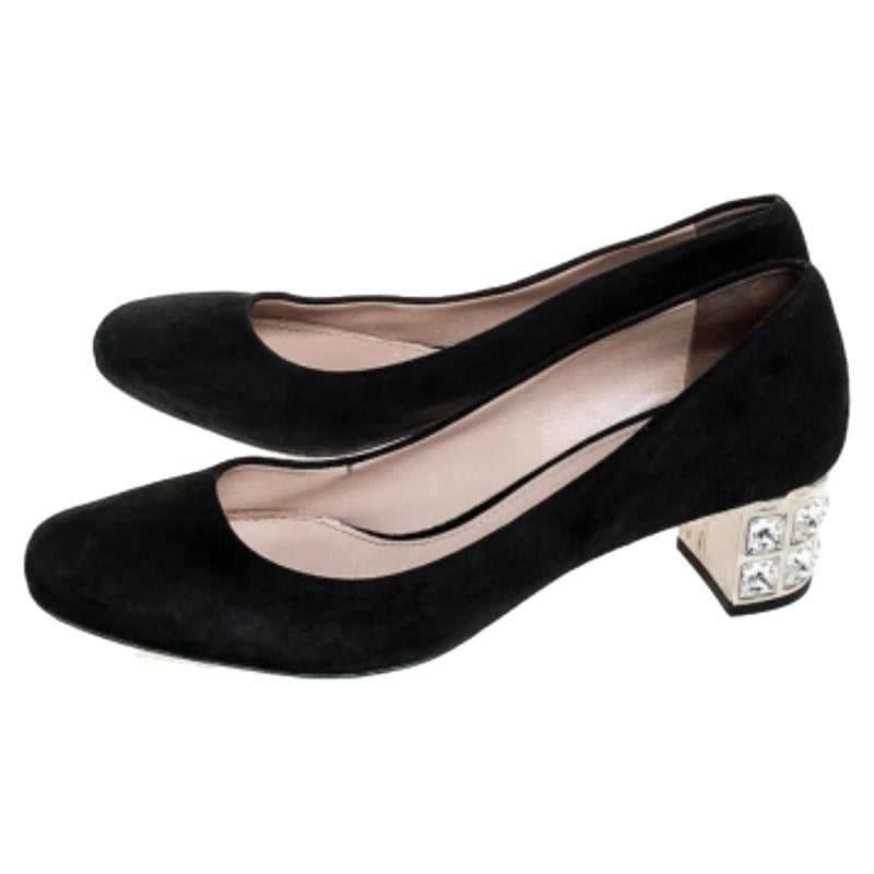 Diese Pumps von Miu Miu sind für modische Seelen wie Sie. Sie sind aus Wildleder gefertigt, haben eine überzogene Zehenpartie und einen mit Kristallen verzierten Blockabsatz. Der klassische schwarze Farbton verleiht ihnen das gewisse Extra an Stil.