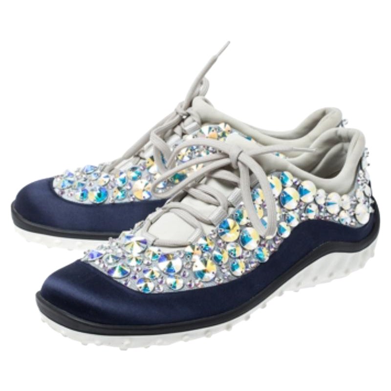 Dieses Paar Astro-Sneaker von Miu Miu bietet Komfort und zieht die Blicke auf sich. Ein absolut lohnender Kauf. Sie sind sowohl aus Satin als auch aus Mesh gefertigt und mit Schnürungen und Verzierungen versehen.