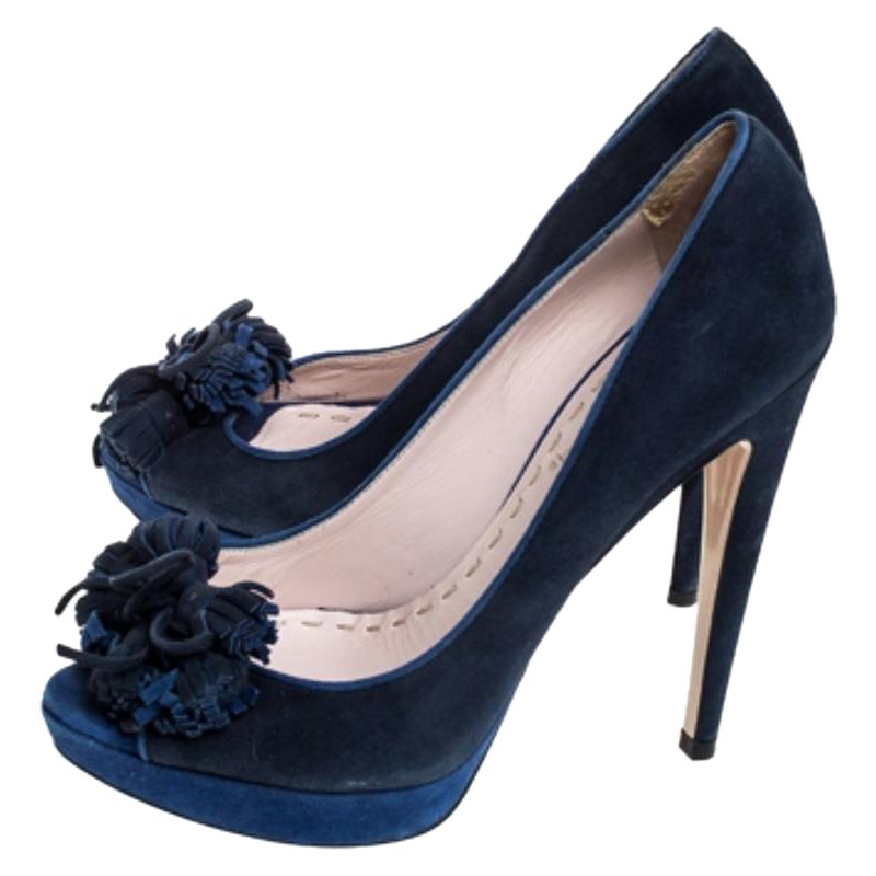 Kombinieren Sie Ihr Outfit mit diesen Wildlederpumps und vervollständigen Sie Ihren Look. Dieses Paar Pumps von Miu Miu zeichnet sich durch edles Design und exquisite Handwerkskunst aus. Sie sind mit Quasten auf dem Vorderteil sowie mit niedrigen