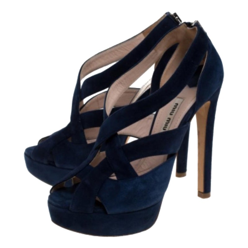 Kreativität ist ein Geschenk, und bei Miu Miu ist sie offensichtlich im Überfluss vorhanden. Die Marke hat ein Gespür dafür, wunderbare Ideen in die Schuhmacherei einfließen zu lassen, und vielleicht sind ihre Designs deshalb so begehrt. Diese