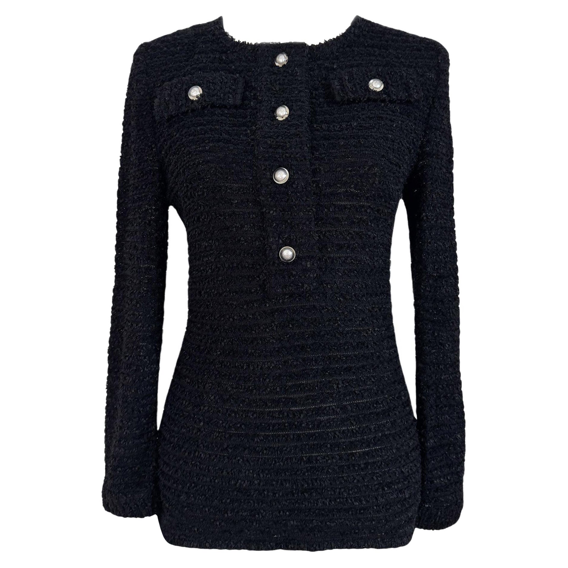 Chanel Neu CC Pullover aus schwarzem Tweed mit Knopfleisten 40 FR im Angebot
