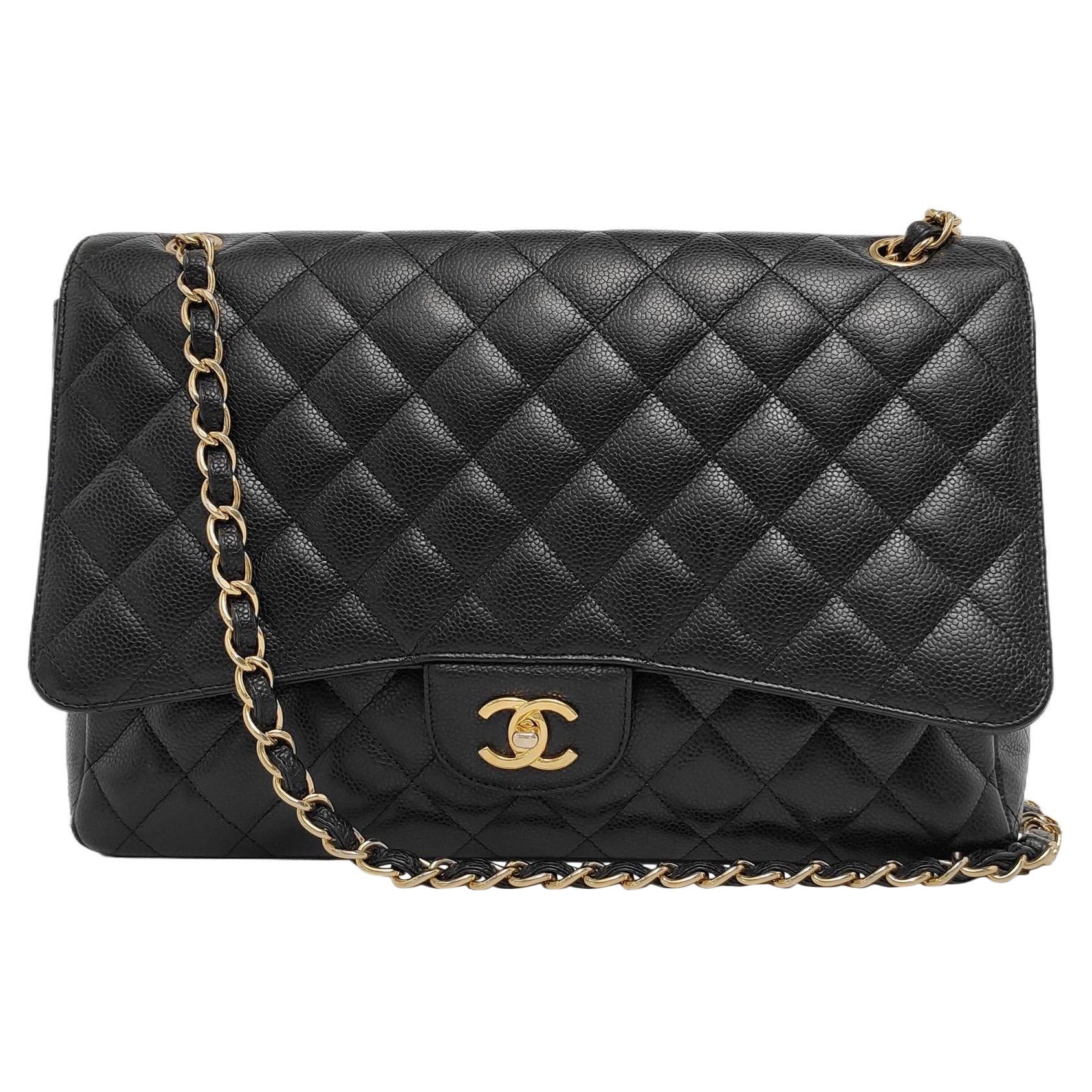 Chanel Classic Flap Maxi Cuir noir caviar à simple rabat avec quincaillerie dorée en vente