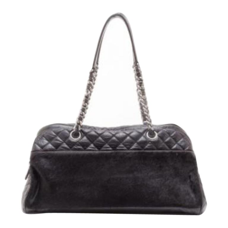 Sacoche en cuir et fourrure noire de Chanel en vente
