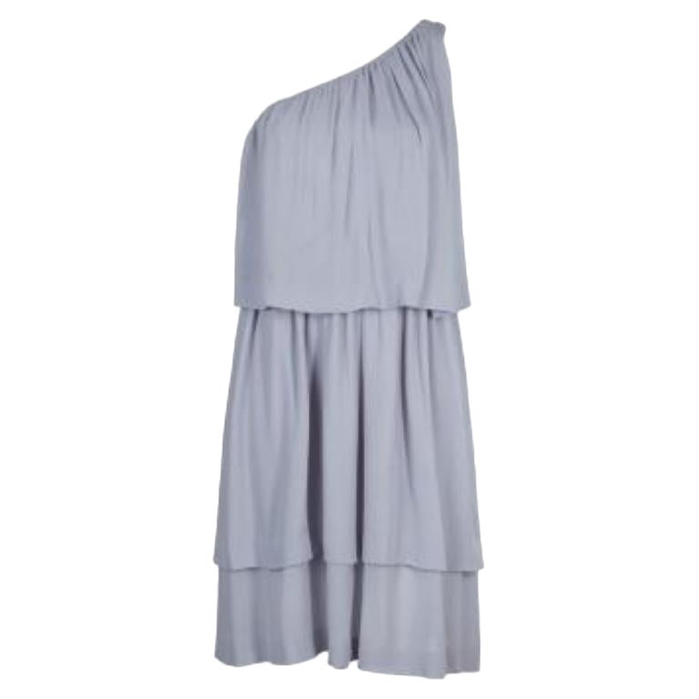 Chloe Grey Silk One Shoulder Tiered Dress S en venta