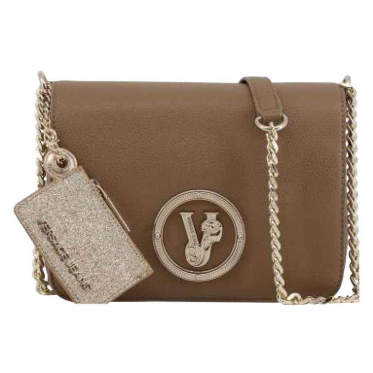 Bolso con solapa y logotipo Versace Jeans de piel marrón en venta
