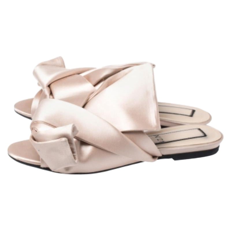 Un coup d'œil à cette paire de diapositives N21 et nos cœurs battent la chamade. Ces magnifiques diapositives ont été stylisées à la perfection pour qu'une diva comme vous puisse les arborer. De couleur beige, ces diapositives ont été conçues avec