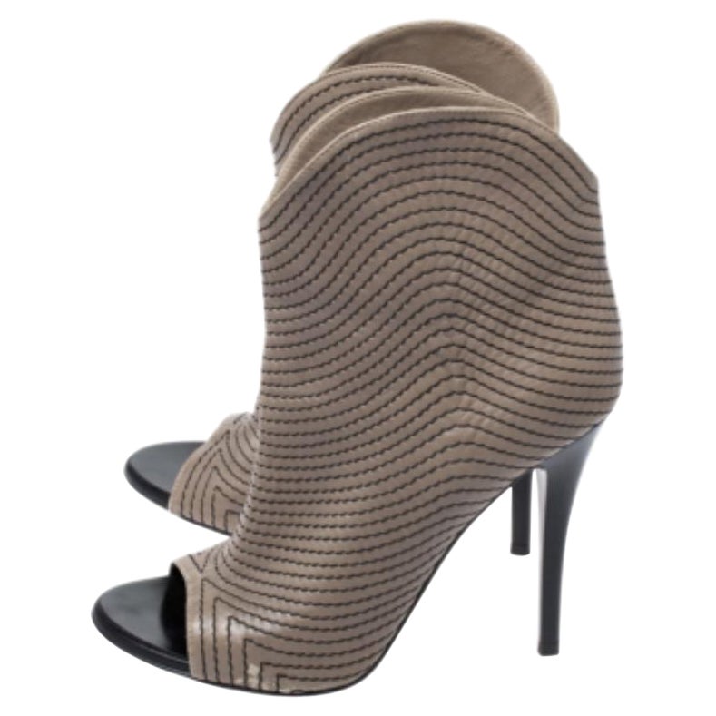 Cette paire de Giuseppe Zanotti est tout simplement magnifique ! Ils ont été si joliment conçus avec du cuir qu'ils font palpiter le cœur. Ces bottines sont disponibles dans une teinte beige grisâtre, avec des coutures noires sur toute la surface,