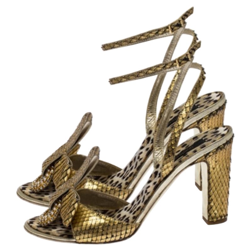 Ces sandales en cuir de python sont avant-gardistes, à la mode et chics. Rehaussez le charme de votre tenue avec ces sandales à talon bloc. Cette paire de Roberto Cavalli est ornée de cristaux étincelants sur les orteils et d'une bride à la
