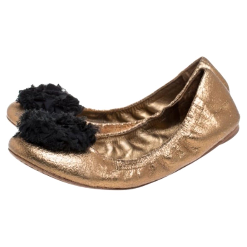 Diese Ballettschuhe von Tory Burch sind feminin und stilvoll, genau das Richtige für die Fashionista in Ihnen. Diese bequemen Flats aus Leder mit Craquelé sind ideal für Tage, an denen man lange im Freien verbringen muss. Sie haben eine körpernahe