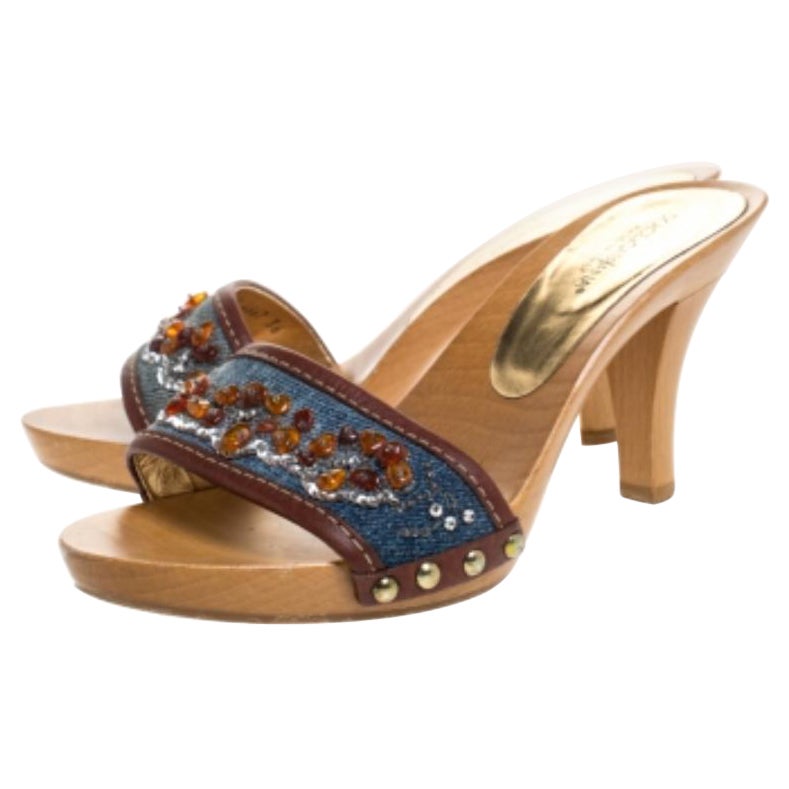 De la casa Dolce & Gabbana, estas sandalias están diseñadas con gusto. Este par clásico en tejido vaquero y piel combinará bien con casi todos tus conjuntos. Estas sandalias azules presentan bonitos adornos en la tira delantera, tacones altos y