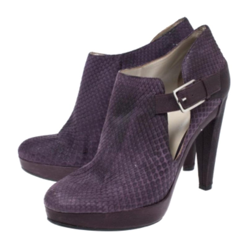 Minimalistisch und doch stilvoll: die Ankle Booties von Dior. Holen Sie sich diese modischen Pythonlederstiefel in dieser Saison und genießen Sie Mode wie nie zuvor. Sie sind mit Schnallen versehen und haben einen 12,5 cm hohen Absatz mit