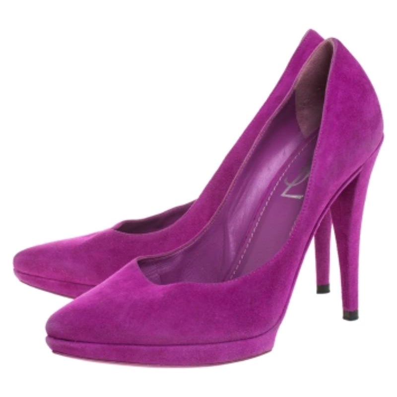 Vous serez ravie d'arborer ces escarpins Janis de Saint Laurent Paris, à la fois élégants et stylés. Ces escarpins violets sont confectionnés en daim et présentent une silhouette élégante. Ils sont dotés d'un bout pointu, d'un talon de 11,5 cm et