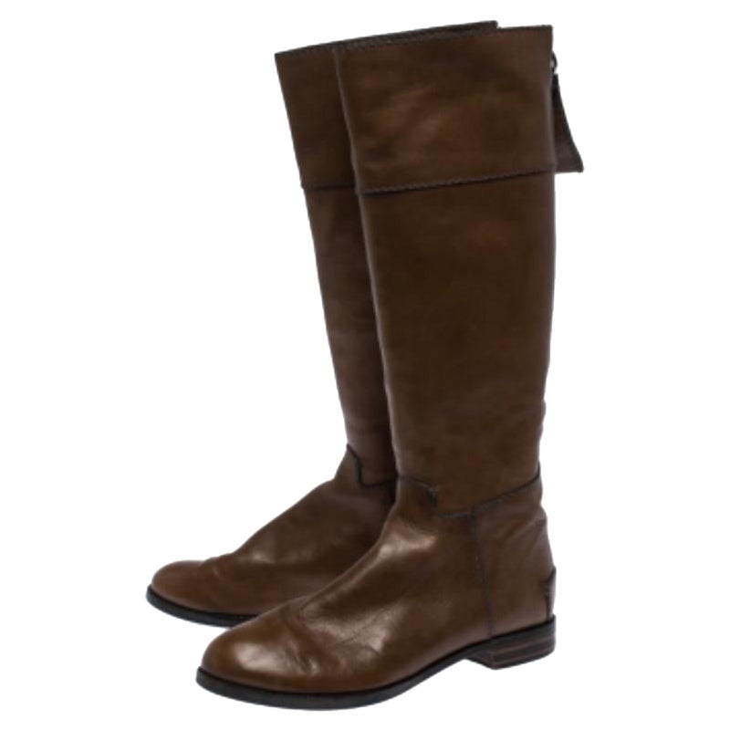 Questi stivali in pelle daranno un tocco in più al tuo outfit. Gli stivali al ginocchio sono i migliori amici delle fashioniste. Esci con stile con questo paio di stivali di classe della maison Chloe. Questo comodo paio è disponibile in una