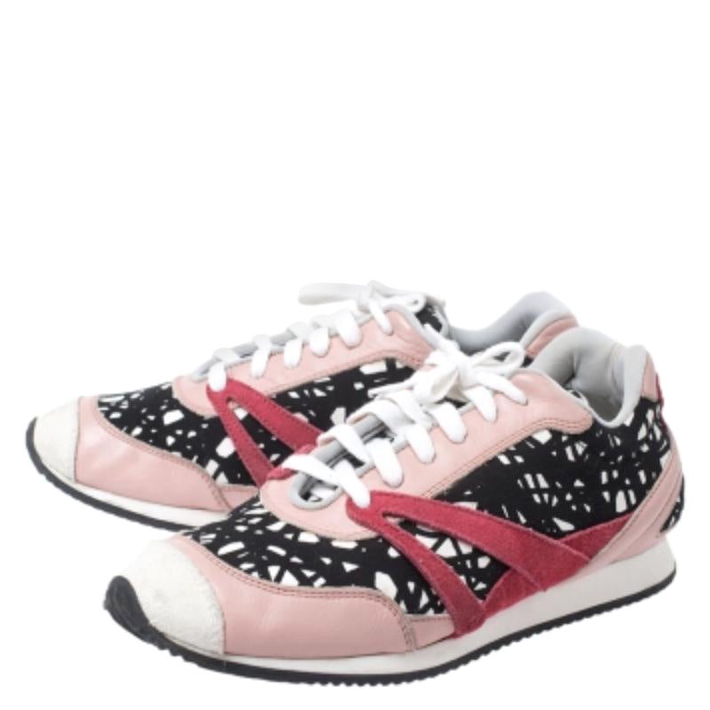 À la pointe de la mode et chics, ces baskets bien conçues sont fabriquées en tissu, en cuir et en daim. Ils sont dotés de bouts ronds, de lacets, de semelles en caoutchouc et d'imprimés. Mettez toutes les chances de votre côté avec cette paire