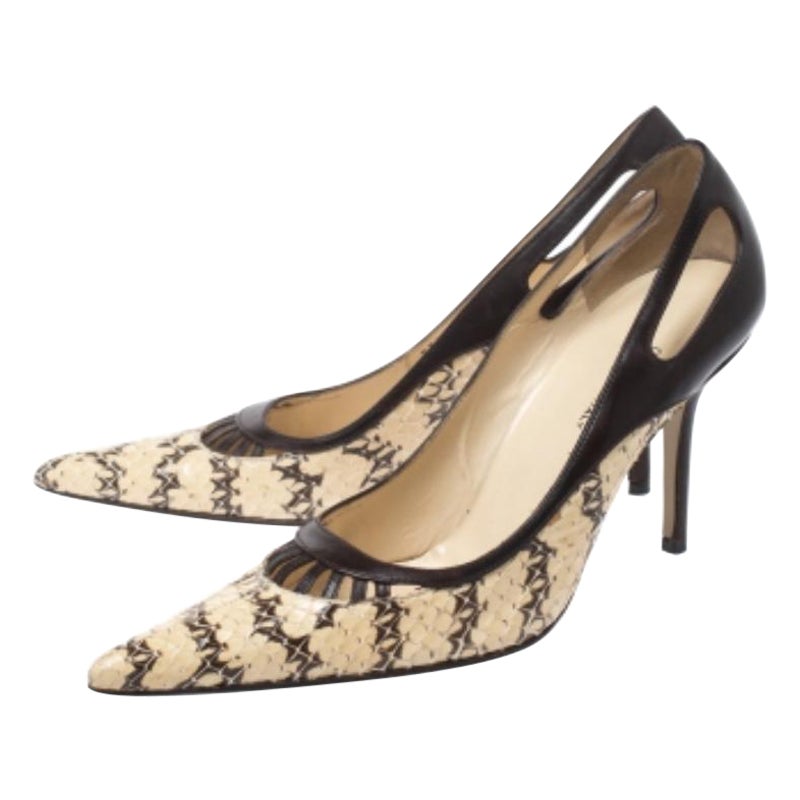 Schlüpfen Sie in diese Pumps von Dolce & Gabbana und verleihen Sie Ihren Schritten Anmut. Die aus braun-cremefarbenem exotischem Pythonleder gefertigten und mit Lederbesätzen akzentuierten Pumps zeichnen sich durch interessante Aussparungen auf der