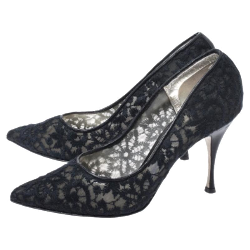 Diese schwarzen Dolce&Gabbana-Pumps fließen mit äußerster Pracht. Sie sind mit besticktem Netz und Lederbesatz überzogen, spitz zulaufend und auf 10 cm hohen Absätzen schön ausbalanciert. Sie werden dieses Paar lieben!