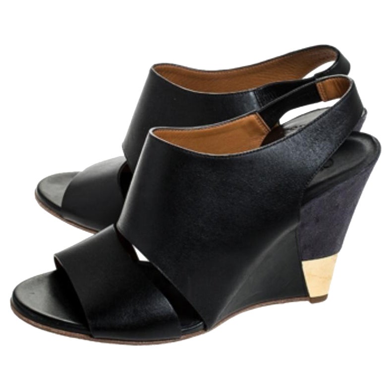 Questi sandali in pelle sono un articolo di moda di alta gamma che devi possedere subito. Hanno punte aperte, slingback e zeppe alte. Rimani comodo per tutto il giorno con questi sandali di Chloe. Questi sandali neri Eliza sono ben fatti e pieni di