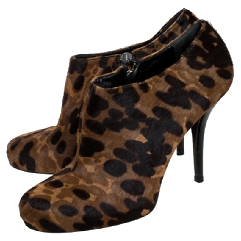 Estos botines de Balenciaga son impresionantes. Confeccionados en pelo de becerro con estampado de leopardo, se presentan en preciosos tonos marrón y negro. Tienen puntera redonda, forro, plantilla y suela de cuero. Están acabados con tacón de 11 cm