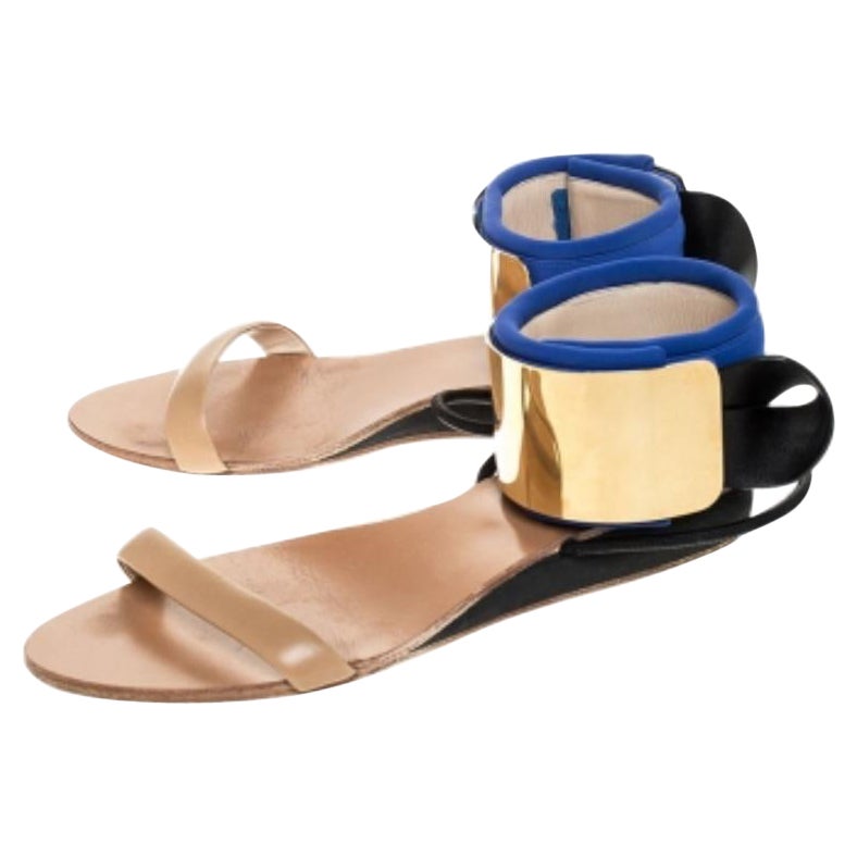 Ces superbes sandales plates de Chloé sont uniques en leur genre. Confectionnées en nylon et en cuir, elles arborent des teintes bleues et beiges. Ils sont dotés d'une fine bride sur le devant, d'un revers de cheville avec une bande velcro pour le