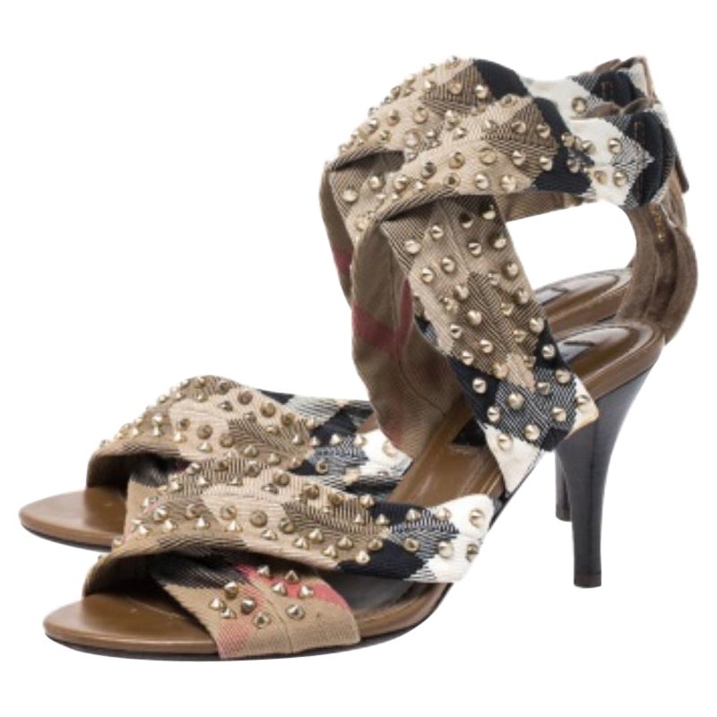 Conçues pour apporter style et glamour, ces sandales à bout ouvert de Burberry sont uniques en leur genre. Elles sont réalisées en toile à carreaux Nova, emblématique de la marque, et se déclinent dans une jolie nuance de beige. Ils sont dotés de