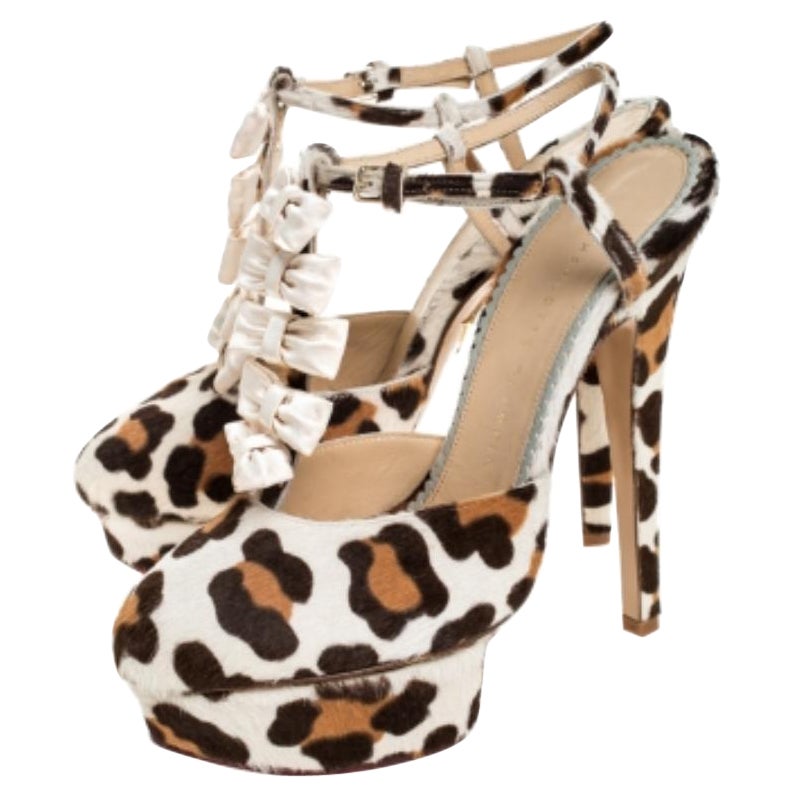 Soyez glamour, quelle que soit votre tenue, avec ces magnifiques sandales en poils de veau et en satin. Les semelles en cuir ajoutent du confort à votre paire de sandales de base. Charlotte Olympia est l'un des plus grands noms lorsqu'il s'agit