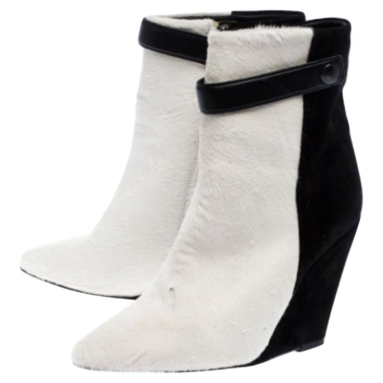 Ogni amante del lusso sarà d'accordo sul fatto che gli stivali di Isabel Marant non sono solo ricchi di stile ma sono anche frutto di un'eccellente lavorazione, proprio come questi stivaletti. Rivestiti in pelo di pony e pelle scamosciata in una