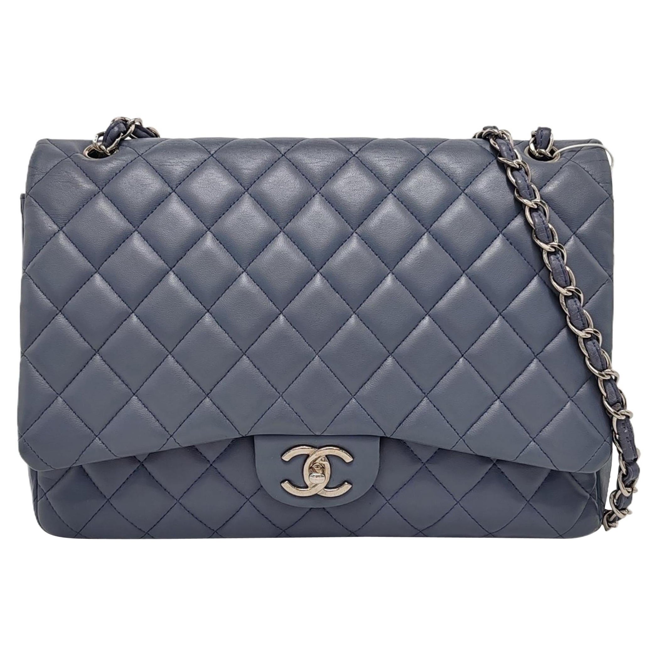 Chanel Classic Flap Maxi Misty Blue in pelle d'agnello con doppia pattina e Silver-ton in vendita
