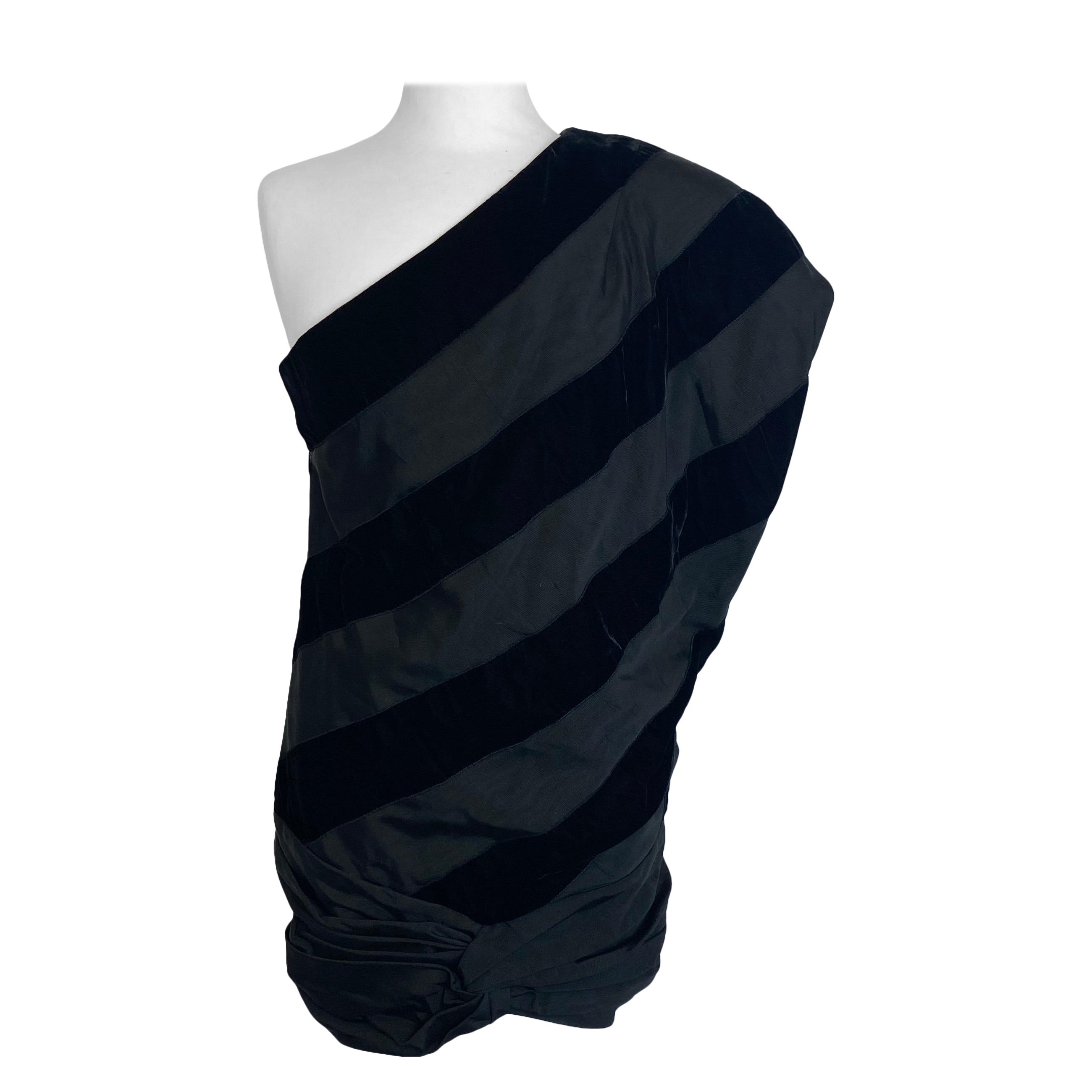 Robe à rayures noires Saint Laurent. en vente