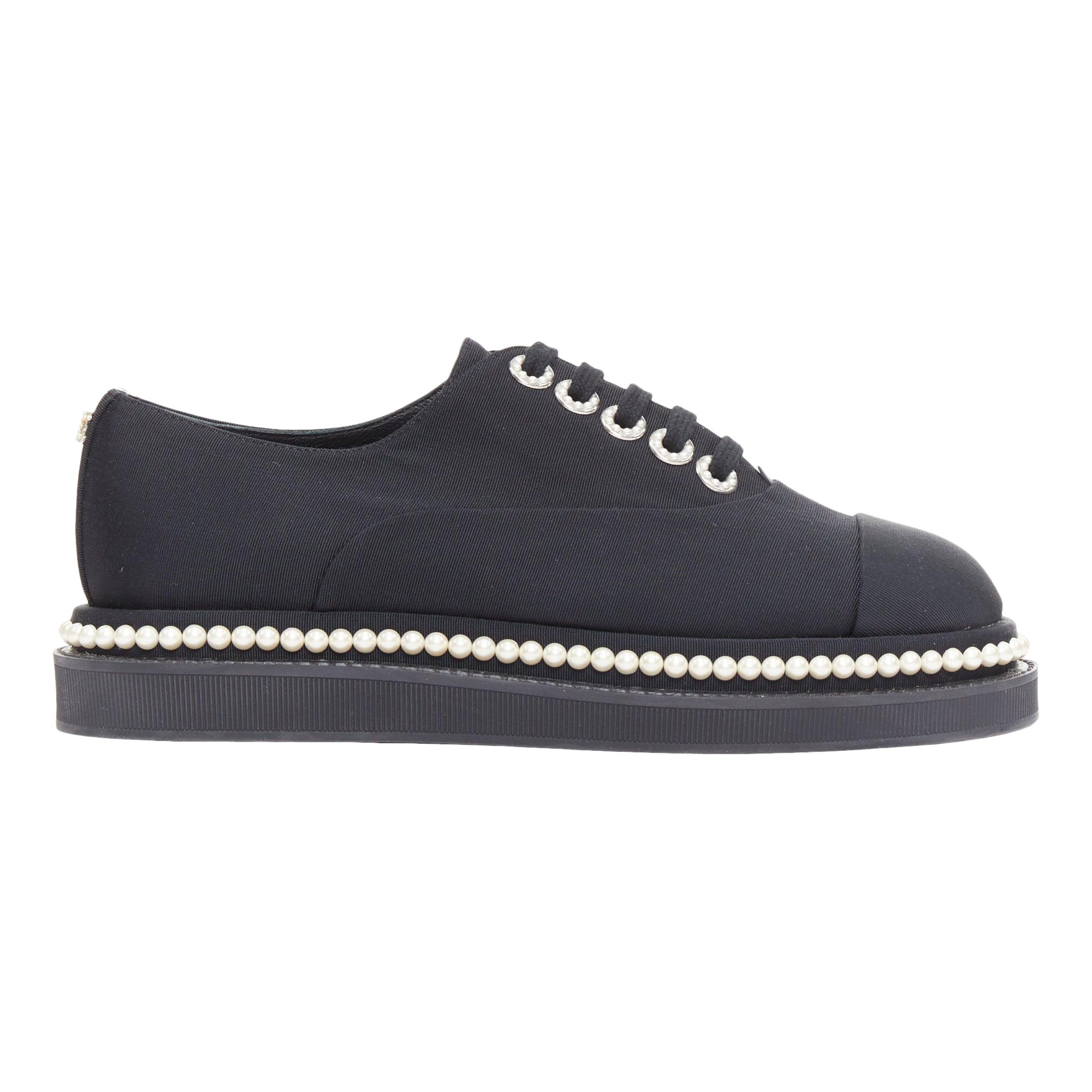 CHANEL - Chaussures à talons compensés en toile noire, ornées de perles, EU35.5 en vente