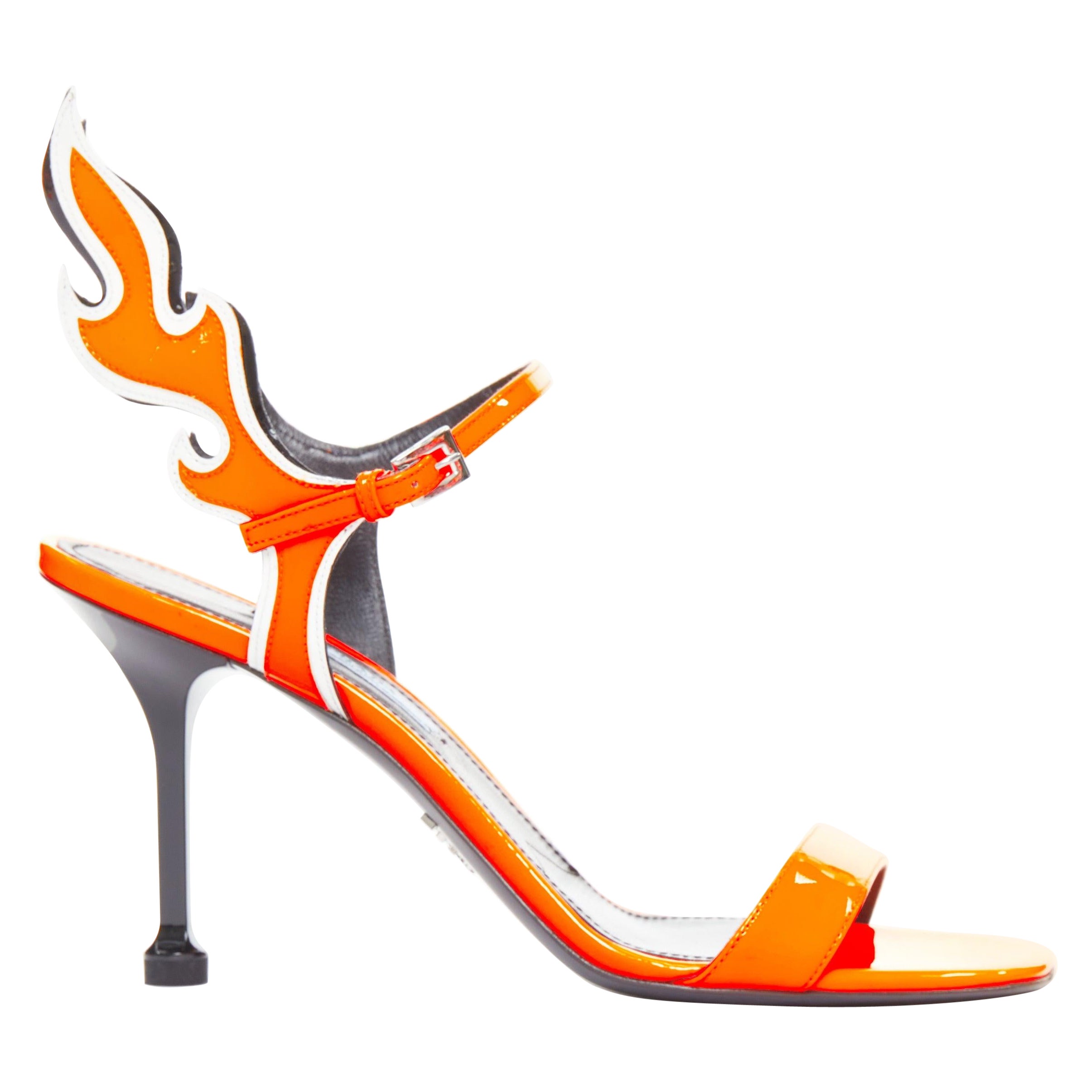 PRADA 2018 Flamme leuchtend orange Lack Feuer Mitte Ferse Sandale EU37.5 im Angebot