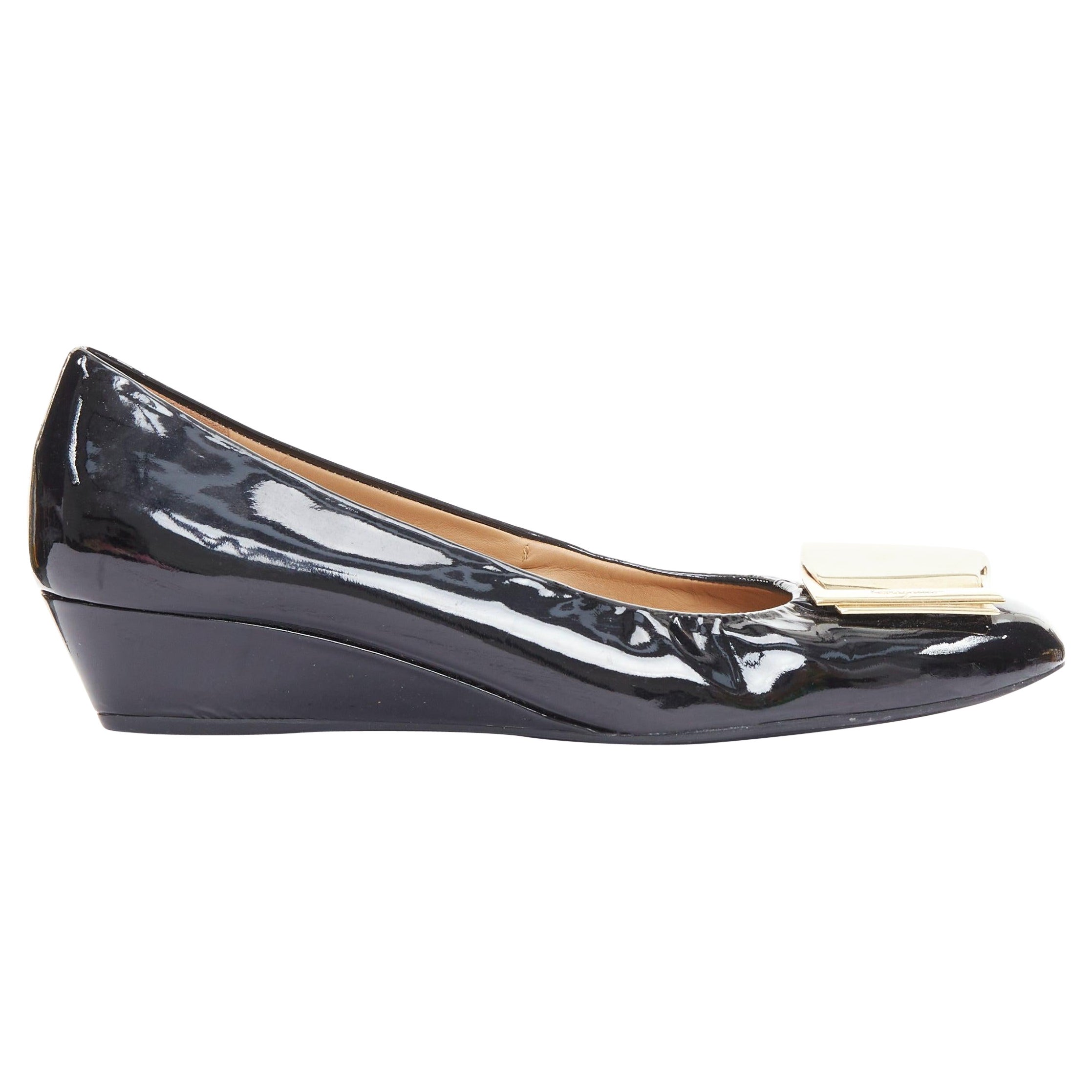 Chaussures compensées en cuir verni noir SALVATORE FERRAGAMO à grosse boucle dorée 6,5 en vente