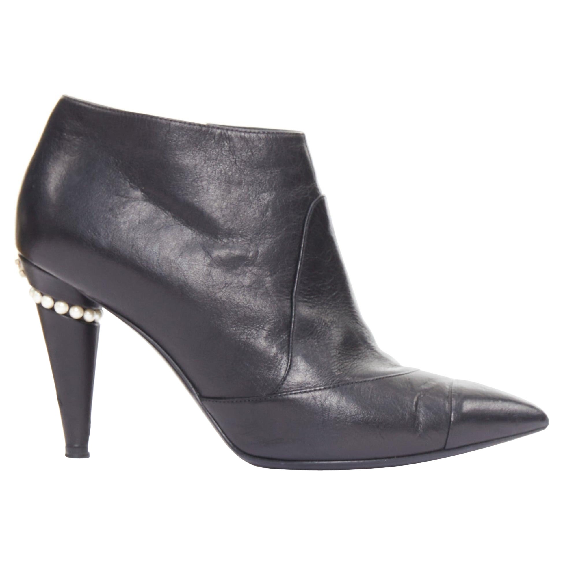 CHANEL 15C bottines à talon haut conique en cuir de veau noir faussement perlé EU38 en vente