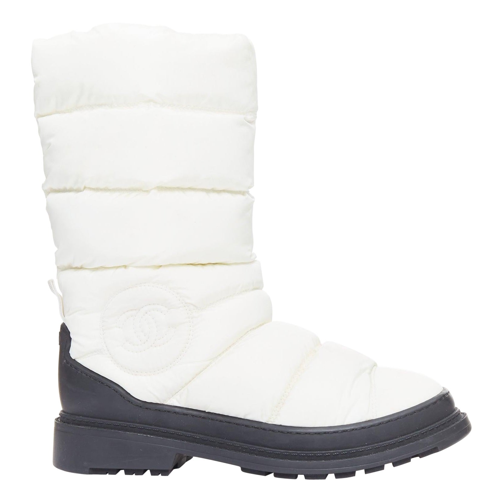 Bottes de neige CHANEL en nylon crème avec logo CC, rembourrées sur le côté et bordées de noir EU37.5 en vente
