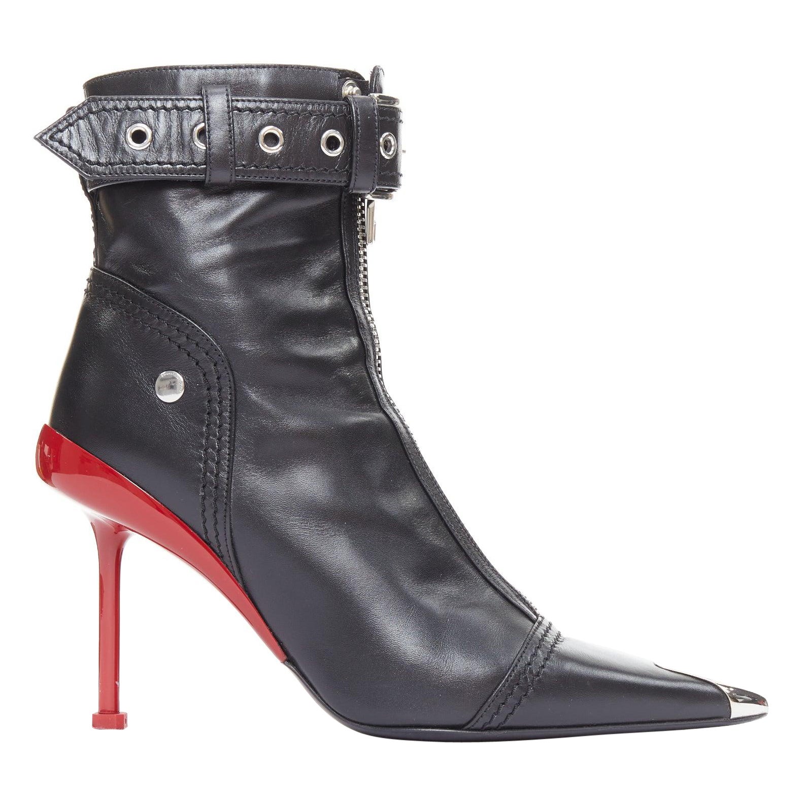Alexander McQueen - Bottes à talons rouges en cuir noir de style motard EU39 en vente