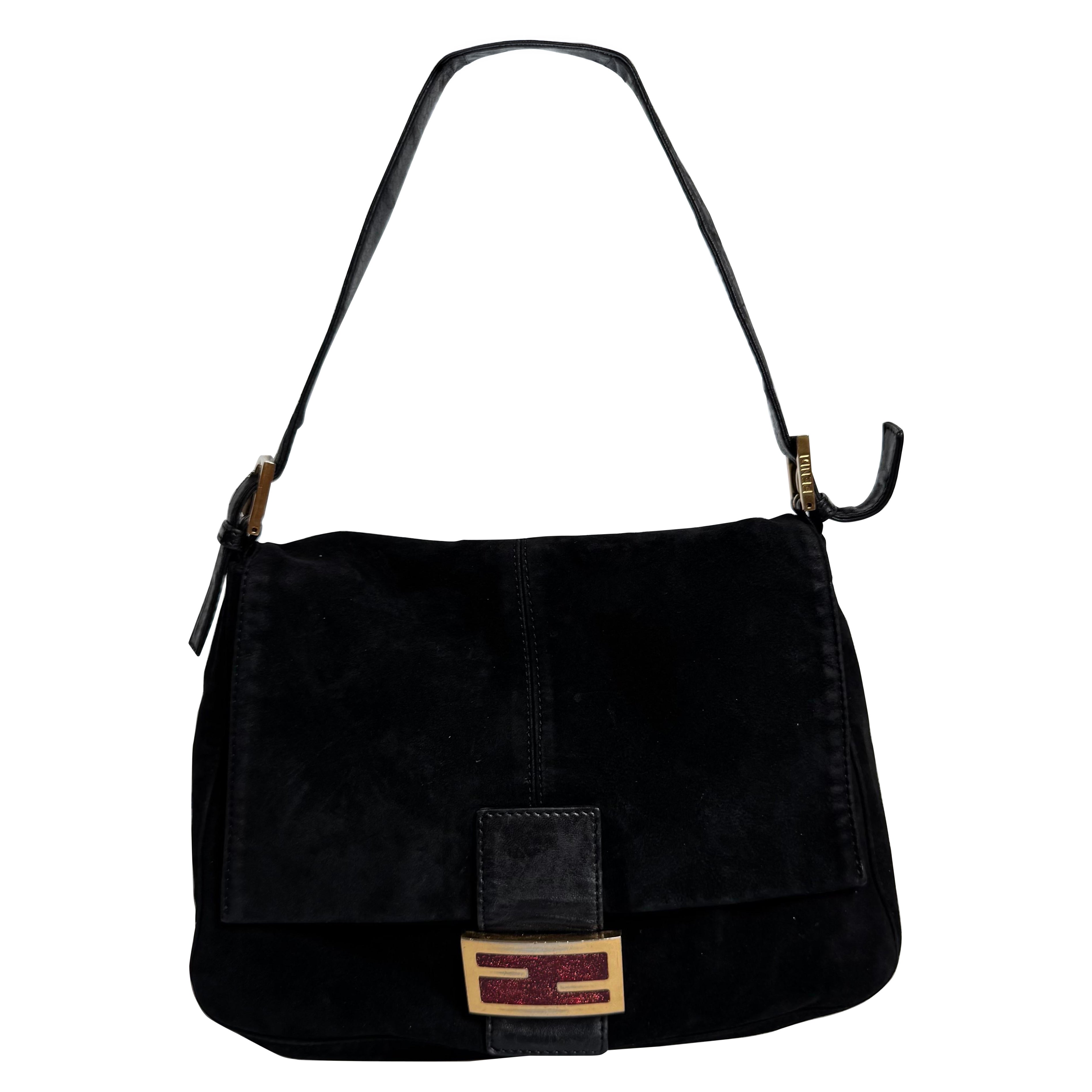 Fendi Mamma Baguette in pelle scamosciata nera con fibbia rossa in vendita