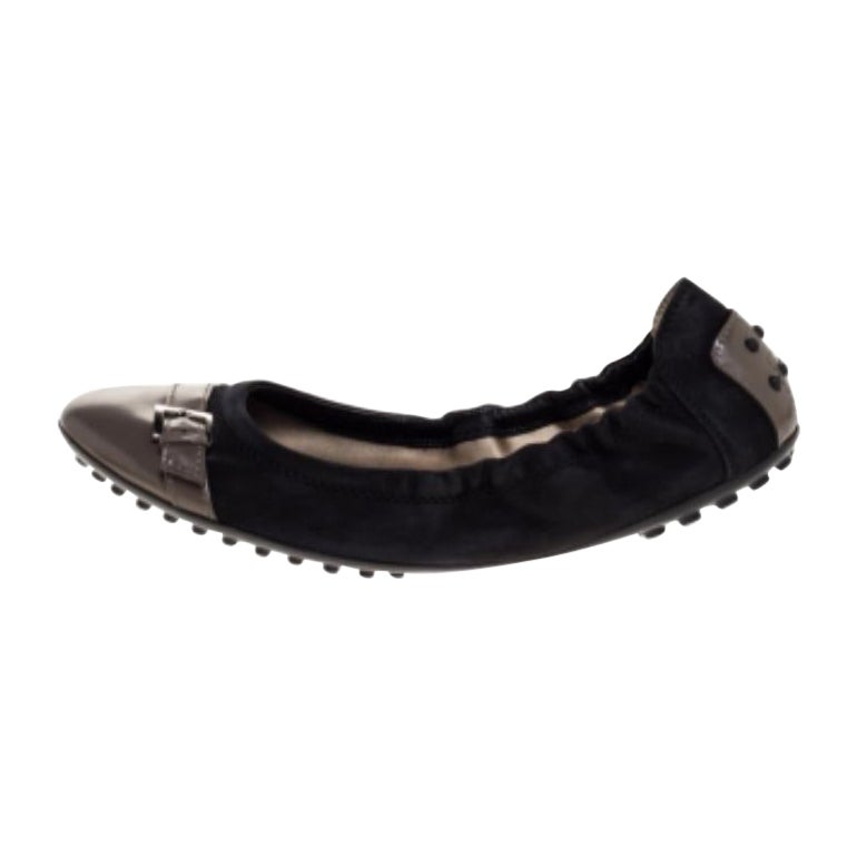 Tod's Black/Grey Leather and Suede Buckle Detail Scrunch Ballet Flats Size 36 For Sale