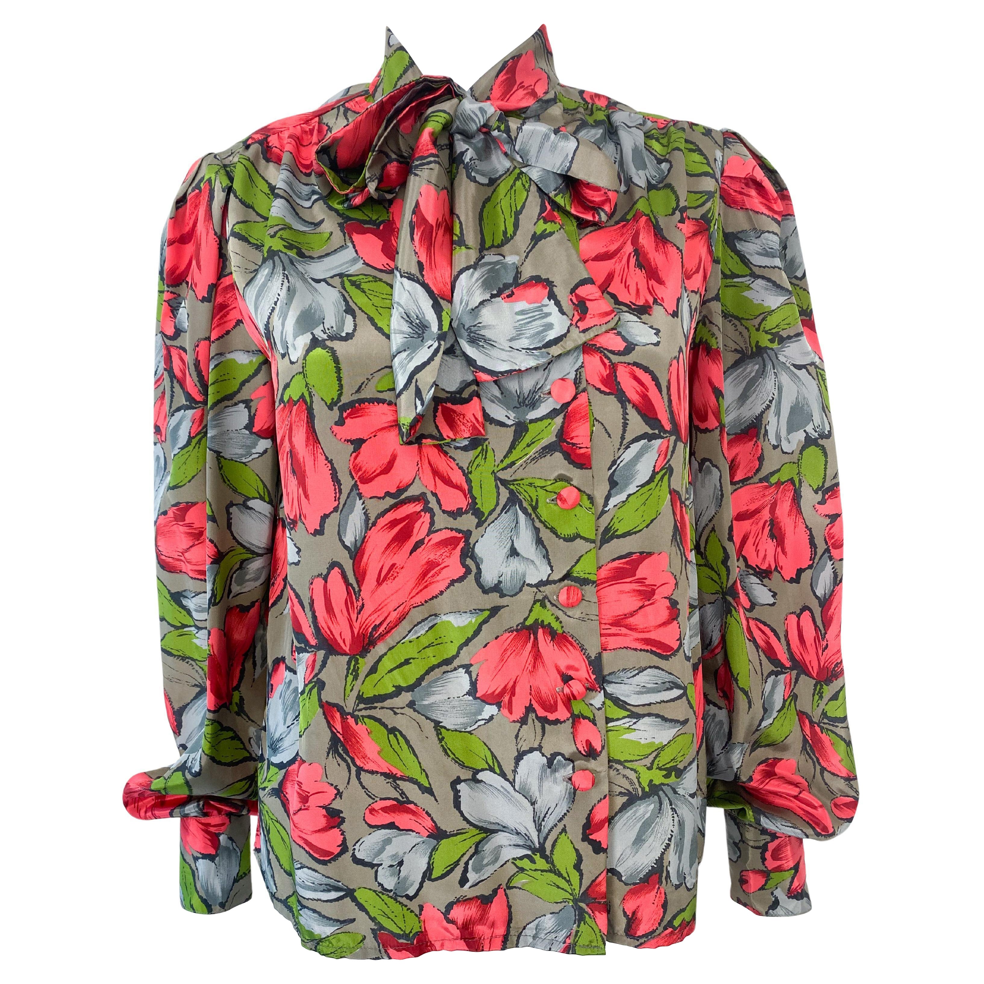 Silky Pussy Bow Blouse Top Red and Gray Flowers Size 8/10, 1980s im Angebot