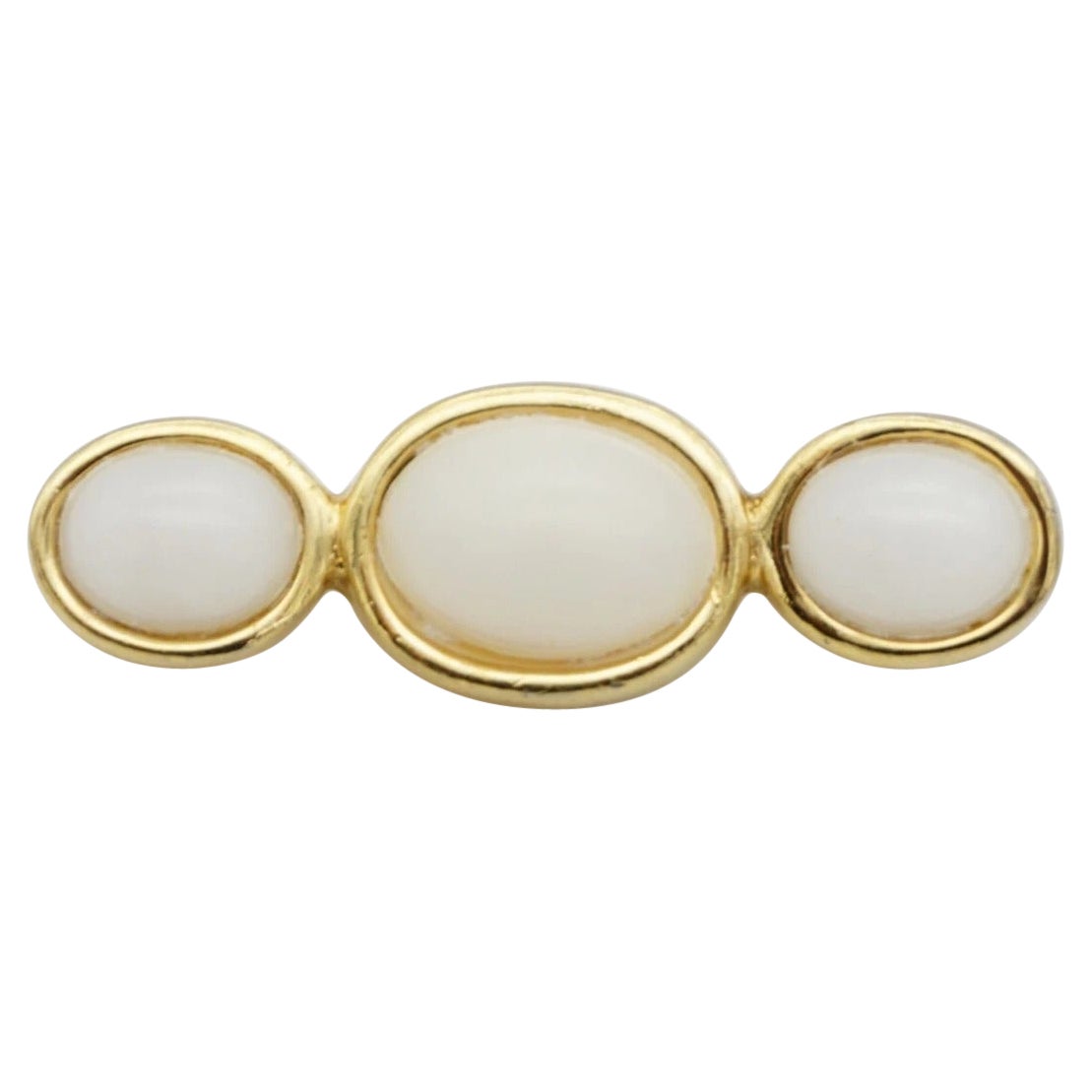 Christian Dior Vintage anni '80 Trio di perle ovali bianche e lattiginose Spilla d'oro a barra lunga